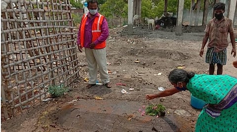 மதுரையில் சீல் வைத்த பகுதியில் முதியவர் மரணம்: உறவினர்கள் வர மறுத்த நிலையில் உடலை அடக்கம் செய்த தன்னார்வலர்கள்