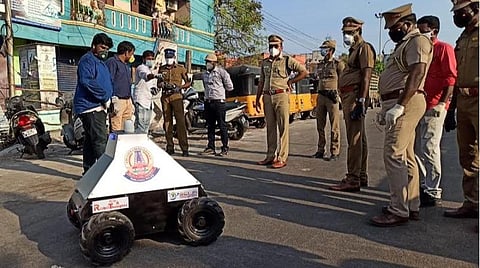 கரோனா பாதித்த பகுதிகளில் சமூக விலகலைக் கண்காணித்து பொதுமக்களுடன் உரையாடும் ரோபோ: சென்னை காவல்துறை அறிமுகம்