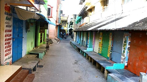 மூடிக்கிடக்கும் நகை தொழிலாளர் கடைகள்.  