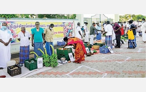 கள்ளிக்குடி உழவர் அங்காடியில் காய்கறிகளை விற்கும் விவசாயிகள். ﻿﻿(கோப்புப் படம்)﻿﻿