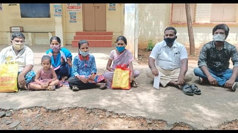 இ-பாஸ் விண்ணப்பித்தும் அனுமதி கிடைக்கவில்லை: மகள் சிகிச்சைக்கு மதுரை செல்ல அனுமதி கேட்டு கோவில்பட்டி கோட்டாட்சியர் அலுவலகத்தில் காத்திருந்த பெற்றோர்