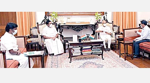 ஆளுநர் பன்வாரிலால் புரோஹித்தை முதல்வர் பழனிசாமி நேற்று சந்தித்து, தமிழக அரசு எடுத்து வரும் கரோனா தடுப்பு நடவடிக்கைகள் குறித்து விளக்கினார். இந்த சந்திப்பில் அமைச்சர் சி.விஜயபாஸ்கர், தலைமைச் செயலாளர் க.சண்முகம், டிஜிபி ஜே.கே.திரிபாதி, சுகாதாரத் துறை செயலாளர் பீலா ராஜேஷ் ஆகியோர் பங்கேற்றனர்.
