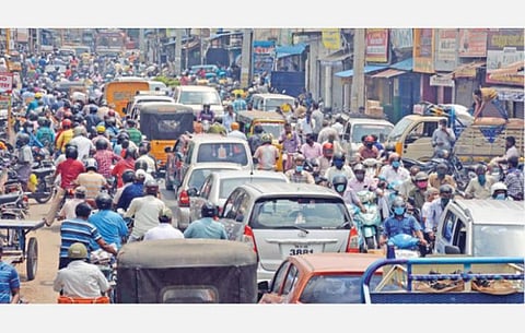 ஊரடங்கு உத்தரவு சற்று தளர்த்தப்பட்டுள்ள நிலையில், திருச்சி காந்தி மார்க்கெட் சாலையில் நேற்று ஏற்பட்ட கடும் போக்குவரத்து நெரிசல். படம்: ஜி.ஞானவேல்முருகன்