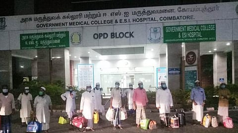 கோவை இஎஸ்ஐ மருத்துவமனையில் சிகிச்சை முடிந்து வீடு திரும்பும் நோயாளிகள்.