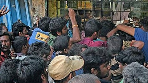 டாஸ்மாக் கடைகளை அரசு மீண்டும் திறப்பதால் திருந்திய மனநோயாளிகள் பழைய நிலைக்குத் திரும்புவார்கள்: மனநலத்துறை நிபுணர்கள் கவலை