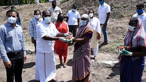 ஆட்சியர் டிஜி.வினய்,  கூடுதல் ஆட்சியர் பிரியங்கா பங்கஜம், கோட்டாட்சியர் சவுந்தர்யா உள்ளிட்டோர் பங்கேற்றனர்.