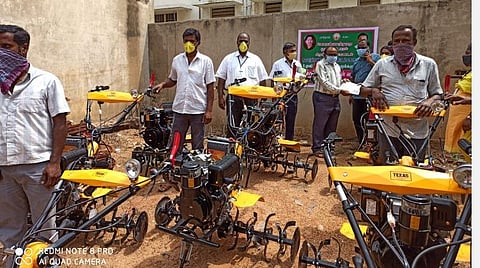 ஓசூர் வட்டம் ஆலூர் கிராமத்தில் உழவர் உற்பத்தியாளர் குழுவுக்கு பண்ணை இயந்திரங்களை கிருஷ்ணகிரி வேளாண் துணை இயக்குனர் ஜக்குல்ல அக்கந்தராவ் வழங்கினார். உடன் ஓசூர் வேளாண் உதவி இயக்குனர் மனோகரன் மற்றும் பலர் உள்ளனர்.