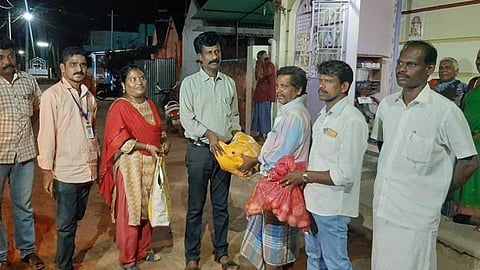 இந்து தமிழ் ஆன்லைன் செய்தி எதிரொலி: தாயை கவனிக்க 120 கி.மீ., சைக்கிளில் வந்த கூலித்தொழிலாளிக்கு ஆட்சியர் உதவி
