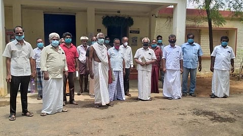 தொழில் செய்ய நேரம் ஒதுக்குக: முடி திருத்துவோர் தொழில் சங்கத்தினர் கோட்டாட்சியரிடம் மனு
