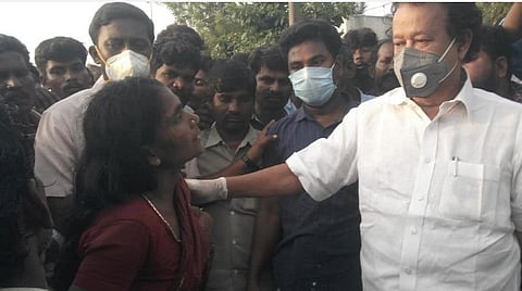 மாணவியின் தாயாருக்கு பொன்முடி ஆறுதல்.
