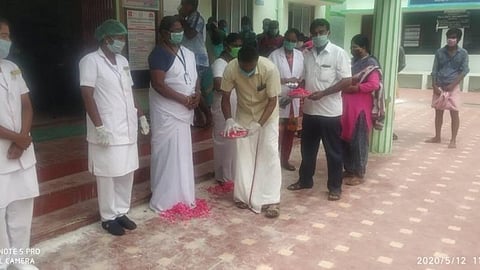 உலக செவிலியர் தினத்தை முன்னிட்டு கரோனா பணியில் அர்ப்பணிப்புடன் ஈடுபடும் செவிலியர்களுக்கு பாதபூஜை செய்து கவுரவிப்பு