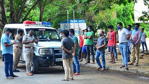 பட விளக்கம்: ராமநாதபுரம் ஆட்சியர் அலுவலகத்தில் குவிந்த  வட மாநில தொழிலாளர்கள்.