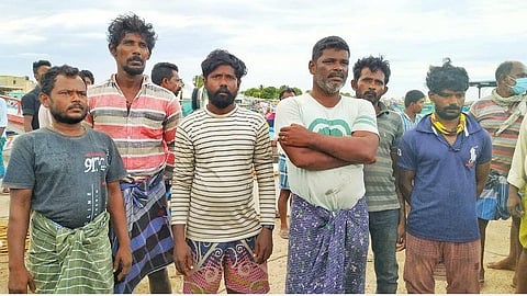தூத்துக்குடி அருகே படகில் திடீரென ஓட்டை விழுந்ததால் நடுக்கடலில் தத்தளித்த 6 மீனவர்கள் மீட்பு
