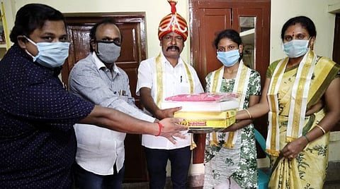 சலூன் கடைக்காரர் மோகனின் மனிதநேயம்: பார்த்திபன் புத்தாடைகள் கொடுத்துப் பாராட்டு; மகளின் கல்விச் செலவையும் ஏற்றார்