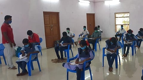 கிருமாம்பாக்கத்தில் இளைஞர்கள் ஏற்பாட்டில் கல்வி கற்கும் 10 ஆம் வகுப்பு மாணவ, மாணவிகள். 