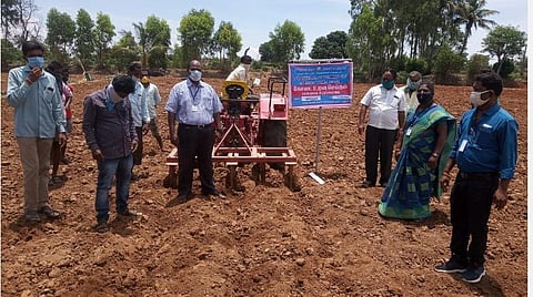 ஓசூர் அலேநத்தம் கிராமத்தில் கோடை உழவுப் பணிகளை ஆய்வு மேற்கொண்ட கிருஷ்ணகிரி வேளாண்மை துணை இயக்குனர் கிருஷ்ணன். 