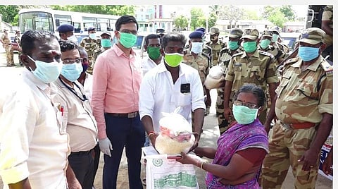 காரைக்குடி மத்திய தொழில் பாதுகாப்புப் படையினரின் மனிதநேயம்; 200 கூலித் தொழிலாளர்களுக்கு நிவாரணப் பொருட்கள் 