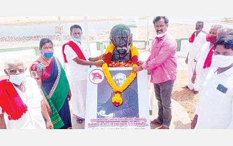 தஞ்சாவூர் மாவட்டம் கல்லணையில் உள்ள சர் ஆர்தர் காட்டனின் சிலைக்கு நேற்று மாலை அணிவித்து மரியாதை செலுத்திய இந்திய கம்யூனிஸ்ட் கட்சியினர் மற்றும் விவசாயிகள்.﻿﻿