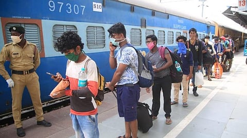 குமரியில் இருந்து பிஹாருக்கு 847 வடமாநிலத் தொழிலாளர்கள்  ரயிலில் புறப்பட்டனர்; மாவட்ட ஆட்சியர் வழியனுப்பி வைத்தார் 
