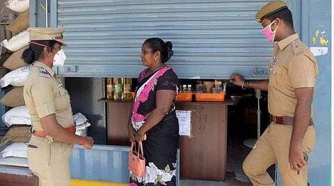 மே 31 வரை நாடு முழுவதும் ஊரடங்கு நீட்டிப்பு; பேருந்து சேவைகளை அனுமதிப்பது குறித்து மாநில அரசுகளே முடிவெடுக்கலாம்: மத்திய உள்துறை அமைச்சகம் 