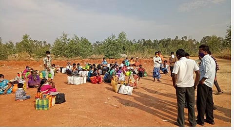 கர்நாடக மாநிலம் மைசூரு மாவட்டத்தில் இருந்து அழைத்து வரப்பட்டு ஓசூர் அருகே இறக்கிவிடப்பட்டு சாலையோரம் அமர்ந்துள்ள 63 பேர்