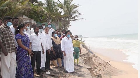 குமரியில் கடும் கடல் சீற்றம்: கடலரிப்பால் மீனவ கிராமங்களில் கடல் நீர் புகும் ஆபத்து- மக்கள் அச்சம்