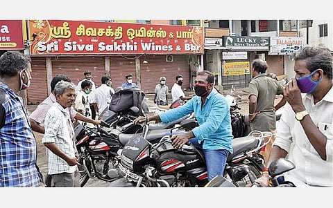 புதுச்சேரி நகர்ப் பகுதியில் உள்ள மதுக்கடை முன் நேற்று திரண்ட மதுப் பிரியர்கள், கடை திறக்கப்பட வாய்ப்புள்ளதா என விசாரித்துவிட்டு, ஏமாற்றத்துடன் திரும்பிச் சென்றனர்.படம்: எம்.சாம்ராஜ்﻿﻿