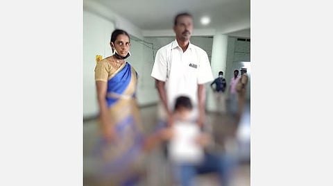 திருப்பூர் ஆட்சியர் அலுவலகத்தில் விவசாயி சம்பத்குமார் தனது குடும்பத்துடன் இன்று மனு அளிக்க வந்தார்.