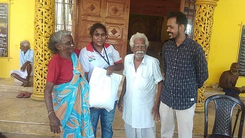 ரோட்டோரம் மீட்டவர்களை மீண்டும் அவர்கள் குடும்பத்துடன் சேர்த்துவைத்த சிவக்குமார் மற்றும் அவரது குழுவினர். 
