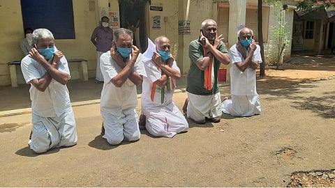 பயிர் காப்பீட்டு தொகை விடுபட்டவர்களுக்கு உடனடியாக வழங்கக் கோரி கோவில்பட்டியில் காங்கிரஸார் நூதன போராட்டம்