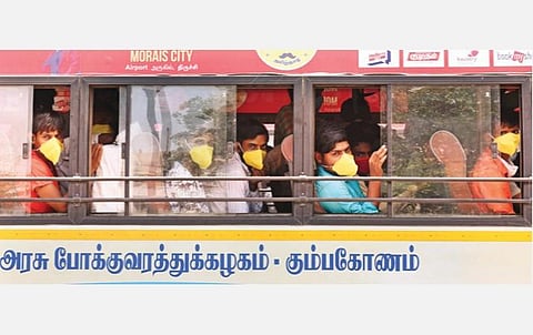திருச்சி ஜங்ஷன் ரயில் நிலையத்துக்கு அழைத்து வரப்பட்டு, ஒரு மணி நேரத்துக்கும் மேலாக வெயிலில் நிறுத்திவைக்கப்பட்ட பேருந்துகளுக்குள் காத்திருந்ததால், வெப்பம் தாளாமல் அவதியுற்ற பிஹார் மாநில தொழிலாளர்கள். ﻿﻿படம்: ஜி.ஞானவேல்முருகன்﻿﻿