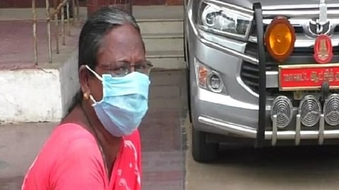 மது அருந்திவிட்டு தினமும் கொடுமை செய்யும் எனது மகனை கைது செய்து சிறையில் அடையுங்கள்: மாவட்ட ஆட்சியரிடம் தாய் கண்ணீர் மல்க மனு