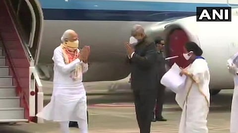 கொல்கத்தா விமான நிலையத்தில் பிரதமர் மோடியை வரவேற்ற முதல்வர் மம்தா பானர்ஜி : படம் | ஏஎன்ஐ.