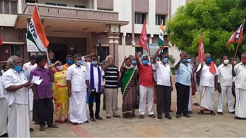 வேலை நேரம் அதிகரித்ததைக் கண்டித்து கோவில்பட்டியில் தொழிற்சங்கங்கள் கருப்புக் கொடியேந்தி ஆர்ப்பாட்டம்