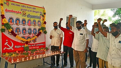 தூத்துக்குடி துப்பாக்கிச் சூட்டில் உயிரிழந்தவர்களின் புகைப்படங்களுக்கு மார்க்சிஸ்ட் கம்யூனிஸ்ட் கட்சியினர் மலர்தூவி அஞ்சலி செலுத்தினர். படம்: என்.ராஜேஷ்