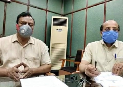 சுகாதாரத்துறை செயலர் பிரசாந்த்குமார் பாண்டா, இயக்குநர் மோகன்குமார். 