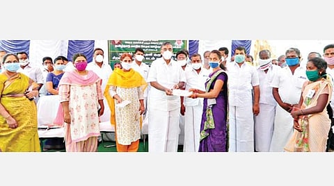 தருமபுரி மாவட்டம் காரிமங்கலத்தில் நடந்த நிகழ்ச்சியில், மகளிர் சுய உதவிக்குழுவினருக்கு கடனுதவியை உயர்கல்வித்துறை அமைச்சர் கே.பி.அன்பழகன் வழங்கினார்.