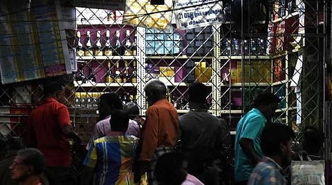 ஊரடங்கின்போது விதி மீறி மது விற்பனை- டாஸ்மாக் ஊழியர்களுக்கு ரூ.200 கோடி அபராதம்