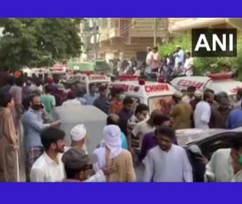 கராச்சியில் விமான விபத்து நடந்த இடத்தி்ல் கூடியிருந்த மக்கள்: படம் ஏஎன்ஐ