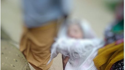 உயிருடன் புதருக்குள் வீசப்பட்ட குழந்தை