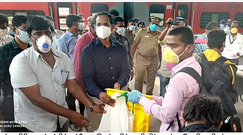 ஓசூரிலிருந்து 2-ம் கட்டமாக 1498 பேர் ஒடிசாவுக்கு சிறப்பு ரயிலில் அனுப்பி வைப்பு: மாவட்ட நிர்வாகம் நடவடிக்கை