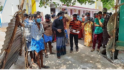 கோவில்பட்டியில் தனிமைப்படுத்தப்பட்ட பகுதியான ஸ்டாலின் காலனியில் உள்ள மக்கள் அத்தியாவசிய பொருட்கள் வழங்க வலியுறுத்தி போராட்டத்தில் ஈடுபட தடுப்புகளை தாண்டி வந்தனர்.