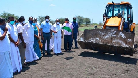 கோவில்பட்டி அருகே காலம் பட்டி ஊராட்சி அழகப்பபுரம் கண்மாயில் குடிமராமத்து திட்டத்தில் தூர்வாரும் பணியை அமைச்சர் கடம்பூர் ராஜூ தொடங்கி வைத்தார்.