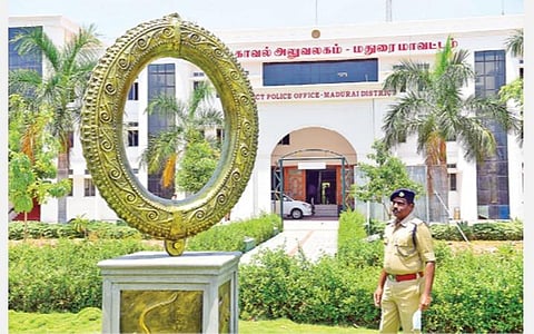 சிலப்பதிகாரப் பூங்காவில் அமைக்கப்பட்டுள்ள சிலம்பு சிற்பத்தைப் பார்வையிடுகிறார் மதுரை மாவட்ட காவல் கண்காணிப்பாளர் நெ.மணிவண்ணன். படம்: எஸ்.கிருஷ்ணமூர்த்தி