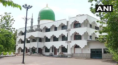 கேரள மாநிலத்தில் ரமலான் பண்டிகை இன்று கொண்டாடப்பட்டாலும் கொச்சியில் உள்ள ஜூம்மா  மசூதியில் யாரும் தொழுகைக்கு வரவில்லை : படம் | ஏஎன்ஐ.