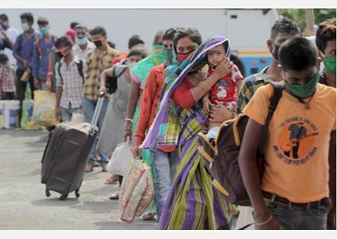 உணவு, சிகிச்சை இன்றி 3 குழந்தைகள் பலி: சாலைகளில் நீடிக்கும் தொழிலாளர்களின் துயரம், ரயில்களிலும் தொடரும் பரிதாபம்