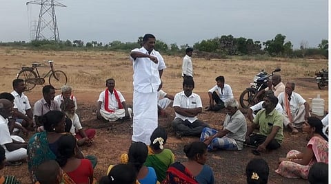 காளையார்கோவில் அருகே சிவந்தரேந்தலில் மண் குவாரி அமைப்பதற்கு எதிர்ப்பு தெரிவித்து முன்னாள் எம்எல்ஏ குணசேகரன் தலைமையில் கிராம கூட்டம் நடந்தது.