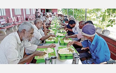 சென்னை வில்லிவாக்கத்தைச் சேர்ந்த ‘நண்பர்கள் குழு’ சார்பில் ஊரடங்கால் பாதிக்கப்பட்டுள்ள தொழிலாளர்கள், மாற்றுத் திறனாளிகள், முதியோருக்கு உணவு வழங்கப்படுகிறது.