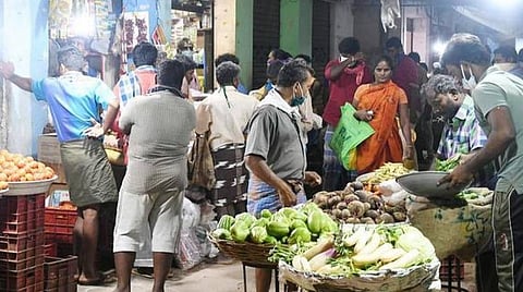 கரோனாவால் வேலையின்றி பண முடக்கம்; வாங்க ஆள் இல்லாமல் காய்கறி விலை வீழ்ச்சி: கடனுக்கு விற்பதாக வியாபாரிகள் வேதனை