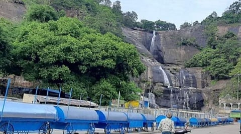 குற்றாலம் அருவிகளில் மீண்டும் நீர் வரத்து: சுற்றுலாவுக்கு தடை நீடிப்பதால் வியாபாரிகள் கவலை